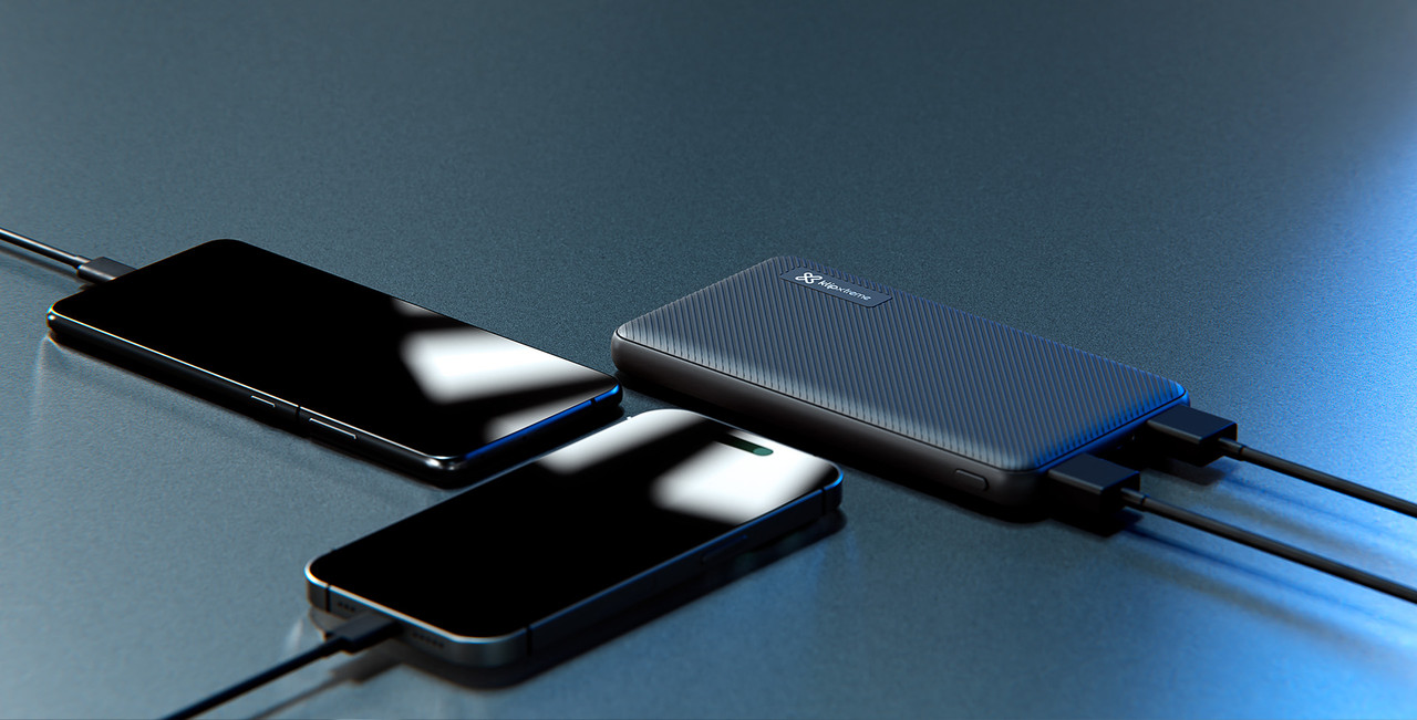 El power bank Klip Xtreme cargando tres dispositivos simultáneamente a través de sus puertos.