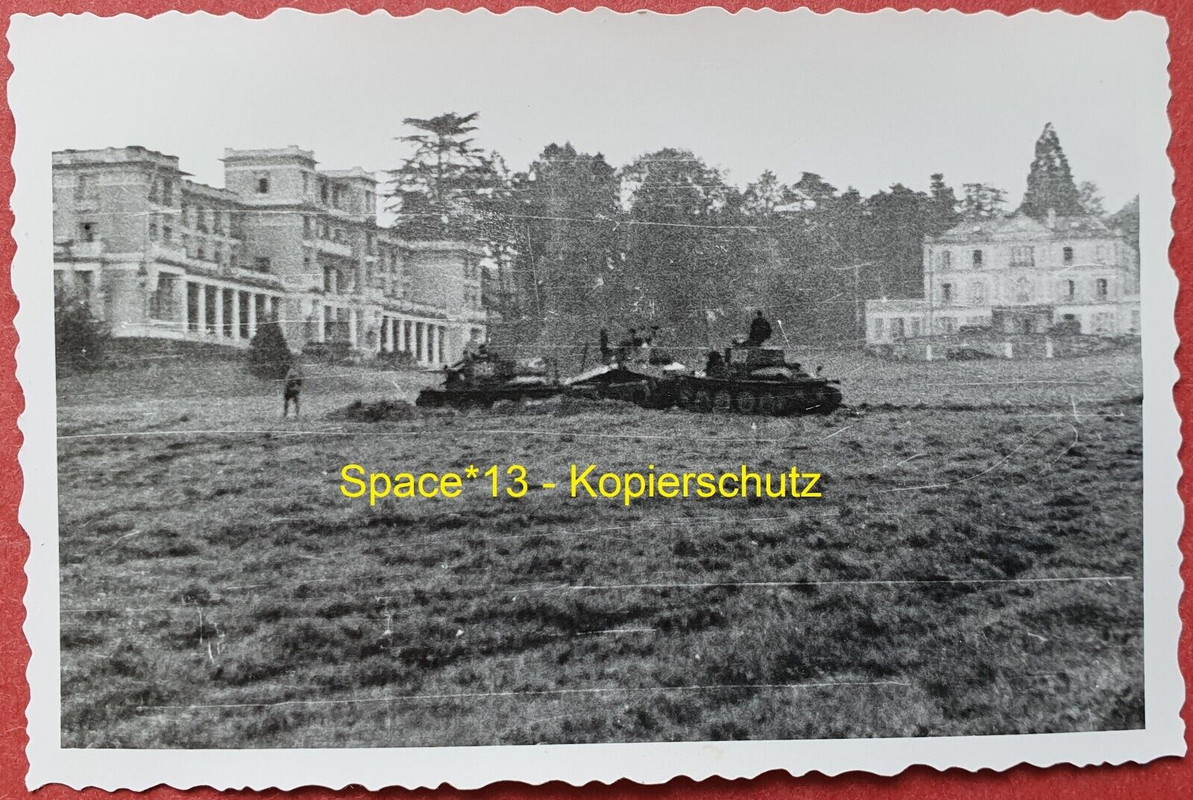 Foto Panzer III & Panzerspähwagen vor Schloss in Frankreich 1940 Wehrmacht SdKfz