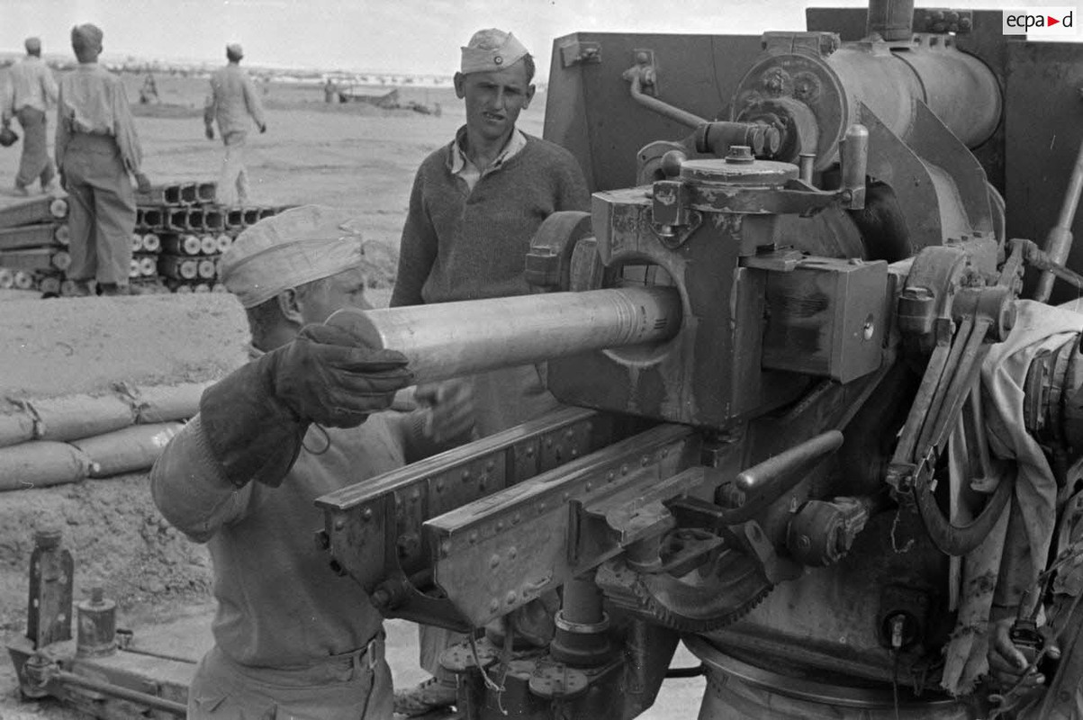 Une pièce de 8,8 cm FlaK-37 en action.1