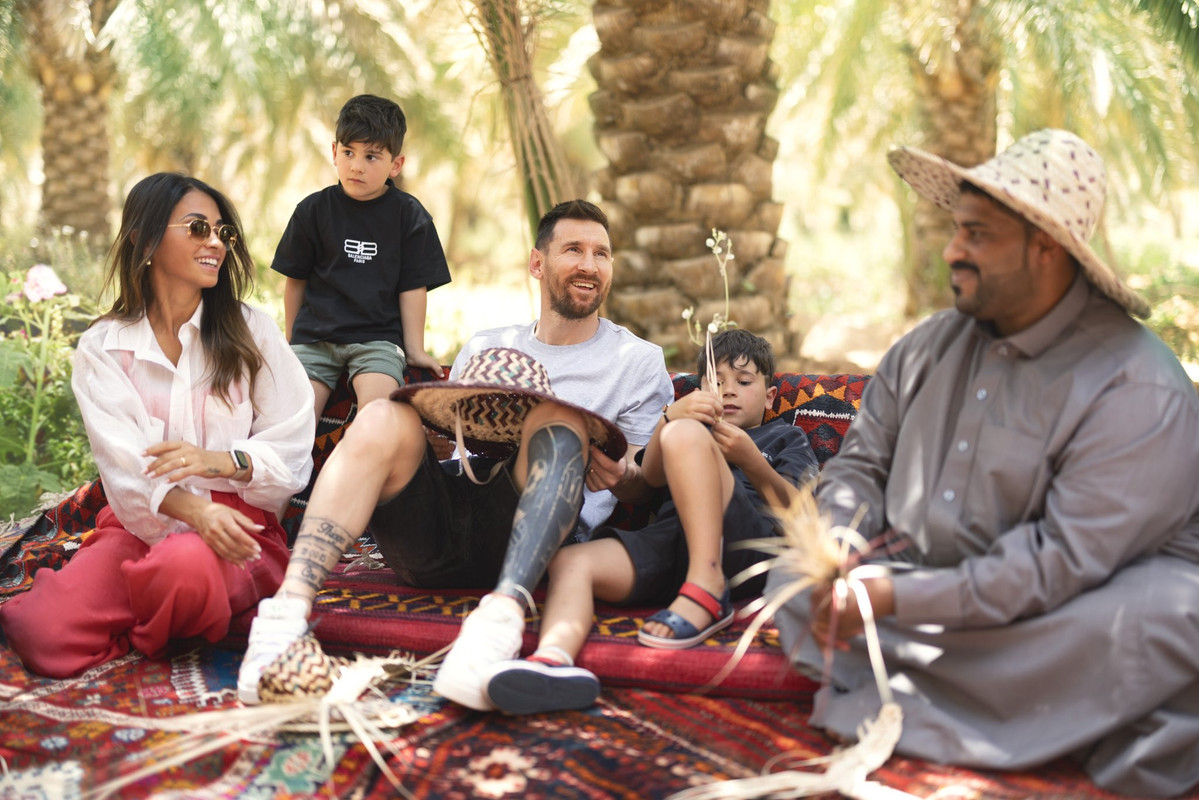 Potret momen seru Lionel Messi saat ajak keluarga kecilnya menikmati liburan di Arab Saudi beberapa waktu lalu.