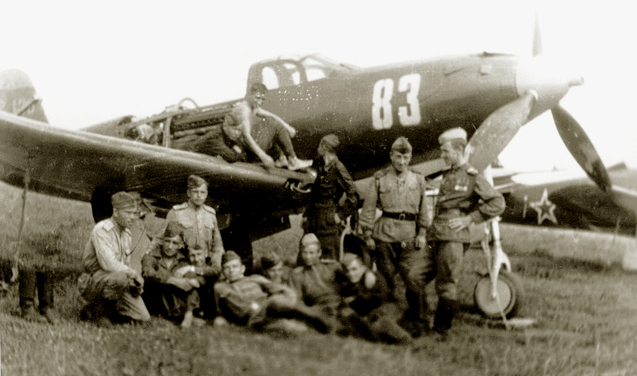Bell-P-39-Airacobra-30GvIAP-180IAD-White-83-with-pilots-on-Belorussian-front-1945-01