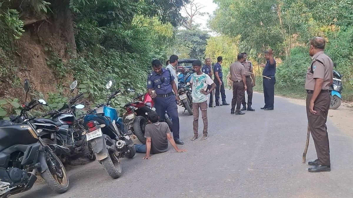 কক্সবাজারে দিনদুপুরে যানবাহন থামিয়ে ডাকাতি