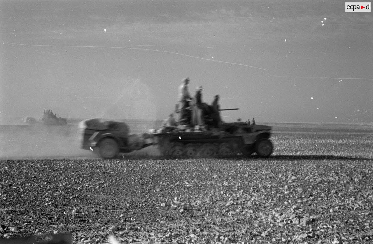 Des semi-chenillés SdKfz-10 avec canon de 2 cm FlaK-38 en position.1