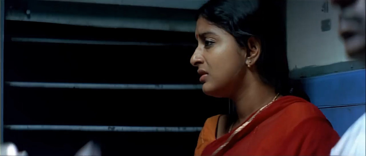 Aayitha Ezhuthu 2004 WebRip [Tamil] 480p 720p ESub Screenshot