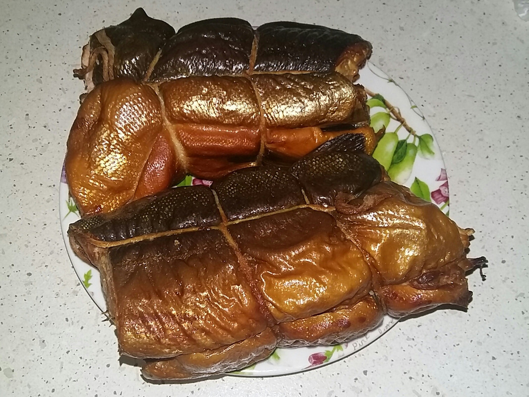 щука в коптилке. копченая щука. щука горячего копчения. рыба щука копченая. копченая щука.