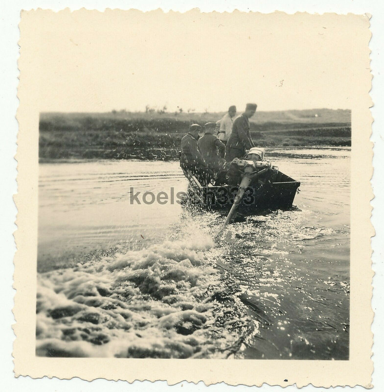 Foto Generalmajor Frhr. von Lützow im Sturmboot im Kessel von Demjansk ! 12. ID
