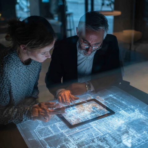 Micometa-Photo-of-an-architect-explaining-a-plan-to-a-cl-028d8215-077a-4561-93c8-560ed787182e