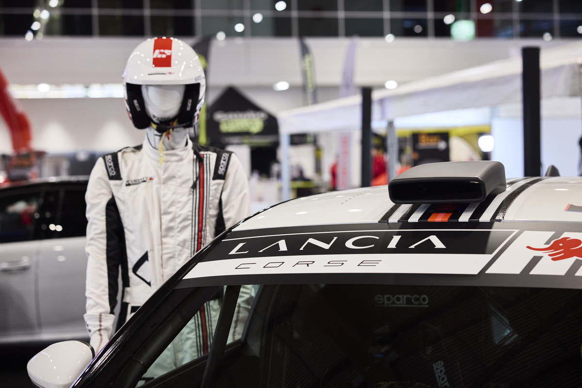 STANDLANCIA(04)