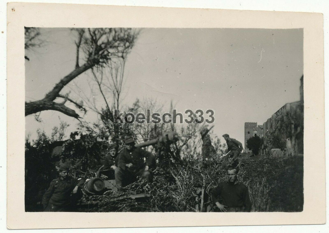 Foto Panzermänner der Wehrmacht am eingetarnten schweren Panzer an der Ostfront