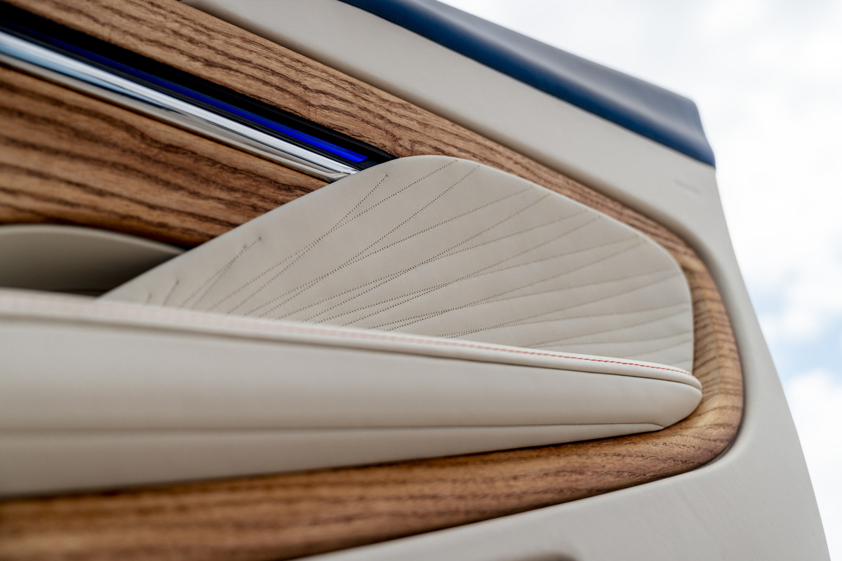 Aston Martin DB12 Volante - Palm Beach Edition 8