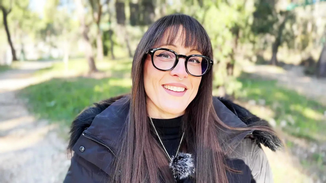 JacquieEtMichelTV 25 02 05 Lady 37 wanted more people to watch her