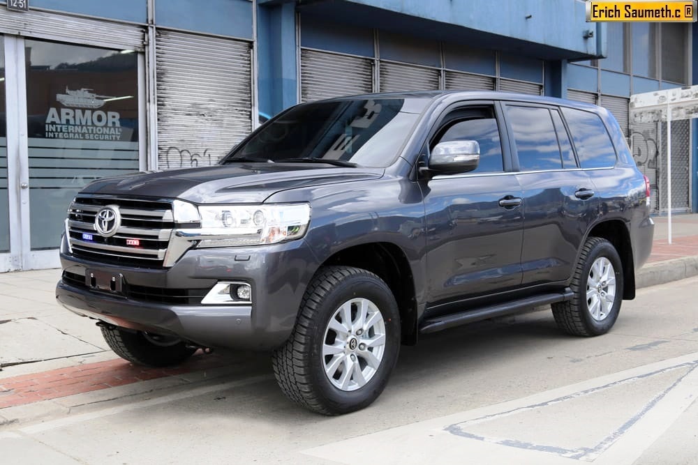 Armor entrega ocho vehículos blindados para la nueva caravana presidencial de Colombia