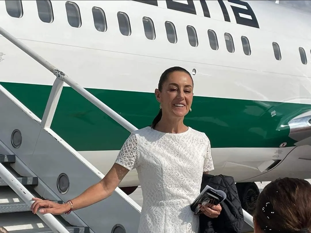Claudia Sheinbaum llega al Aeropuerto de Tulum en Mexicana de Aviación 