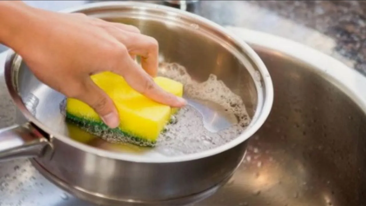 Retira la grasa adherida de tus sartenes y ollas con este truco efectivo