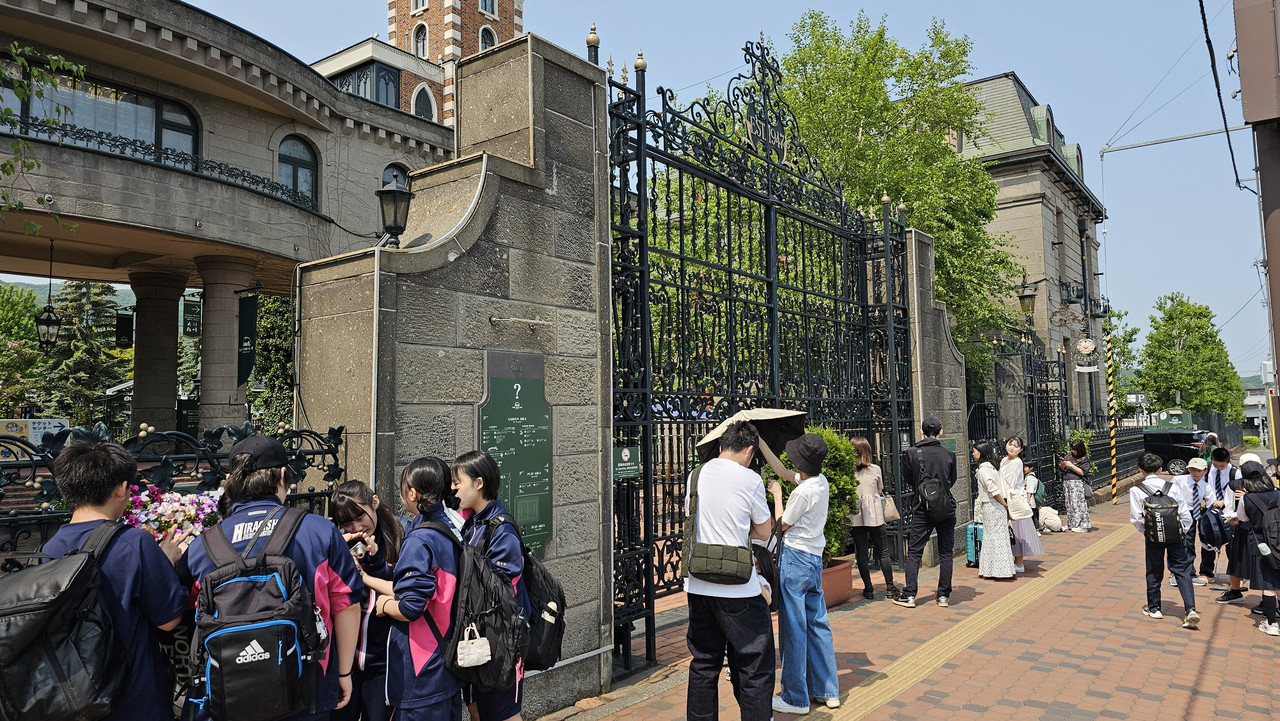 9:46，門口已經不少人在等待了