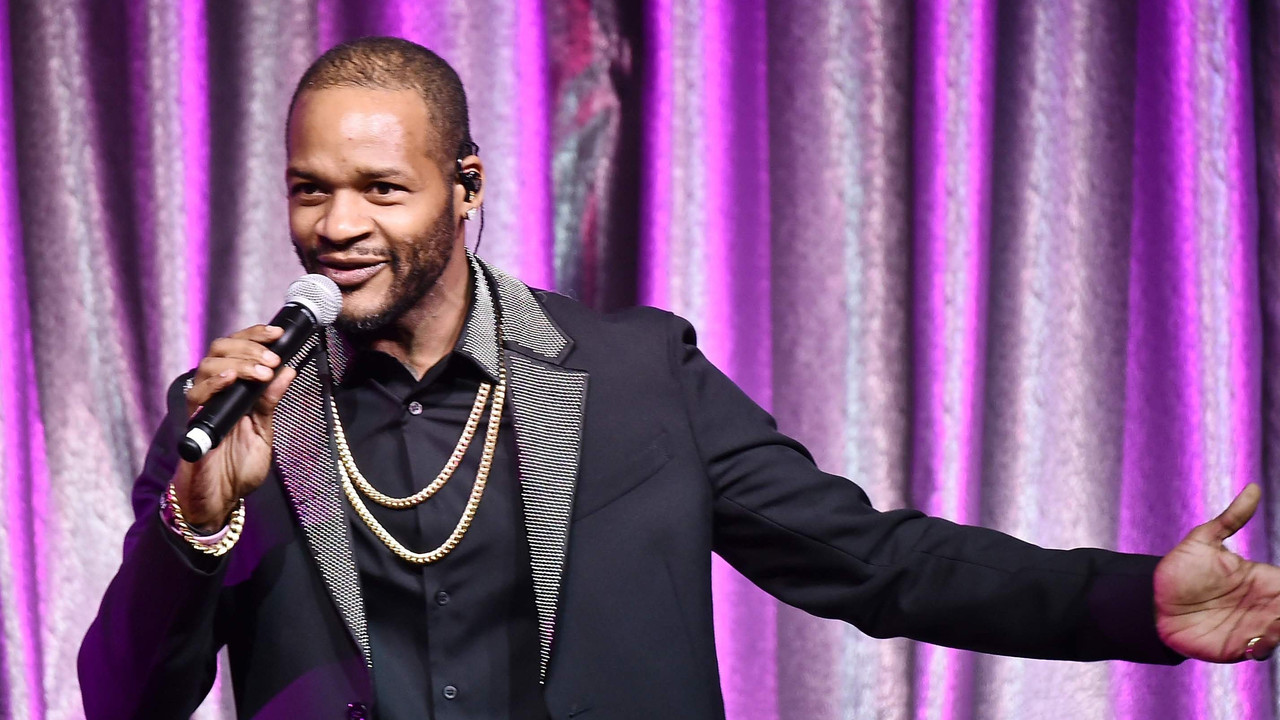 Jaheim singing in a event