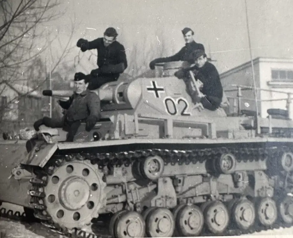 Front Foto aus Panzer Fotolot O.Mäurer Besatzung Panzerkampf Sturmgeschütz 02 Nr (1)