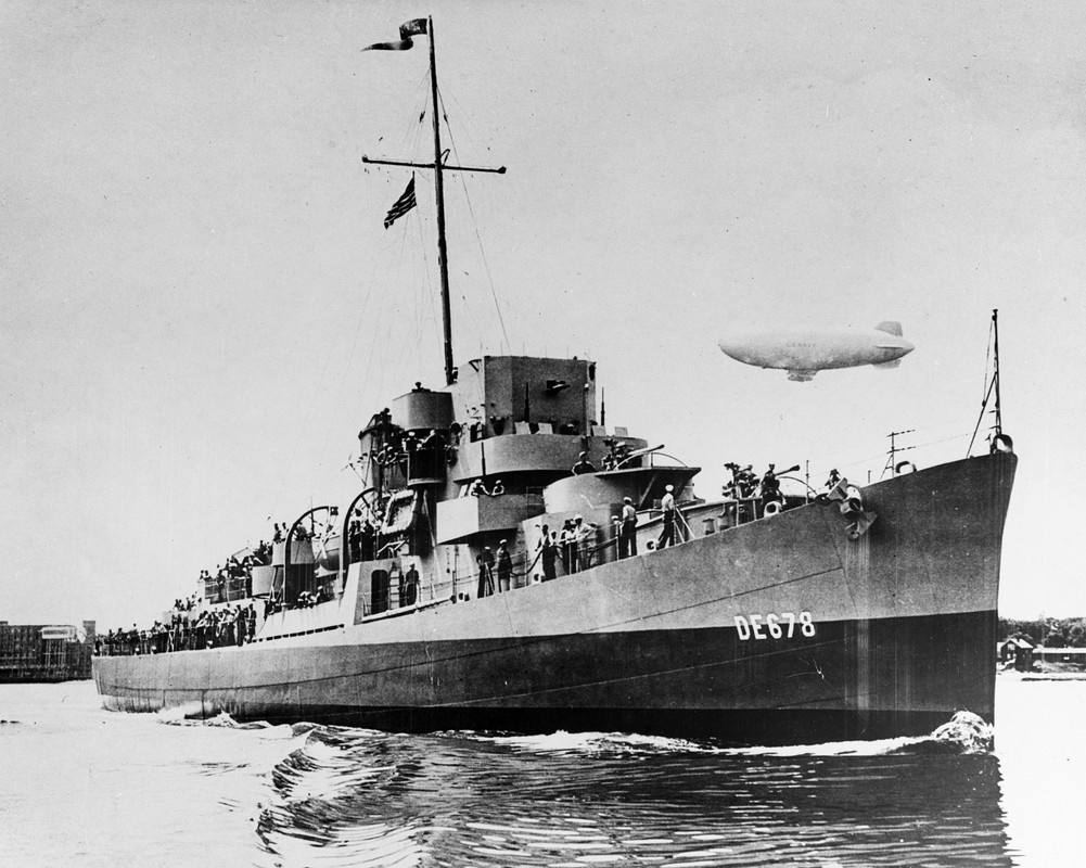 [GÉNÉRIQUE] Ce jour là...  - Page 5 2560px-USS-Harmon-DE-678-underway-circa-in-August-1943-80-G-45162