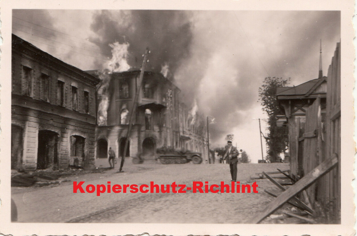 Wehrmacht Rußland leichte Halbkette & Pak in brennender Stadt Ro