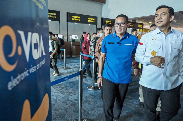 Sandiaga Uno juga memuji rencana perluasan skema e-VoA (Electronic Visa On Arrival). e-VoA yang diluncurkan oleh Kemenkumham pada November 2022 merupakan sebuah inovasi yang memungkinkan dan mempermudah wisatawan mancanegara (wisman) melakukan pembayaran VoA sebelum tiba di Indonesia. 