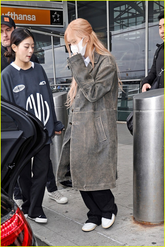 Rose tiba di Bandara Internasional John F. Kennedy, New York, Amerika Serikat, 
