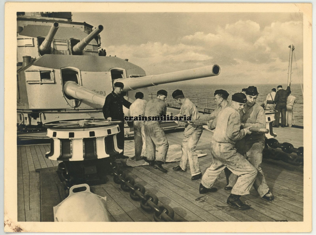 Orig. Foto schwere Kreuzer Prinz Eugen Matrosen beim Geschütz - Schiff Ostsee (2)