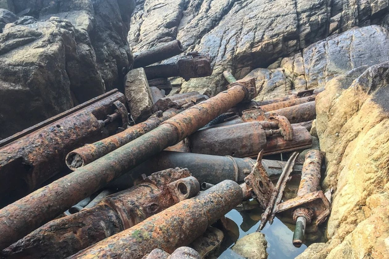 Algunos de los cañones arrojados al acantilado FOTO JERSEY BUNKER TOURS