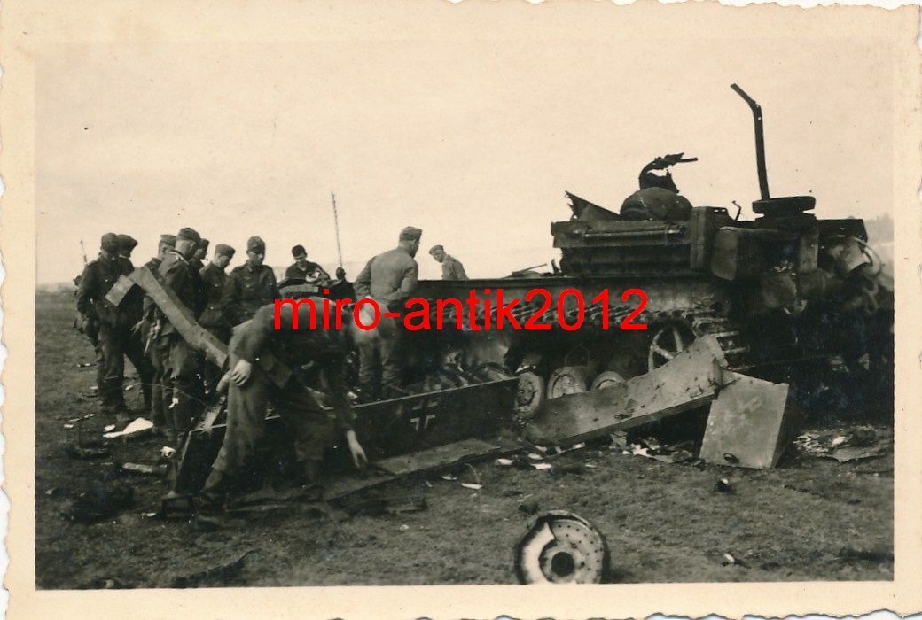 Foto, Wehrmacht, Blick auf einen zerstörten deut