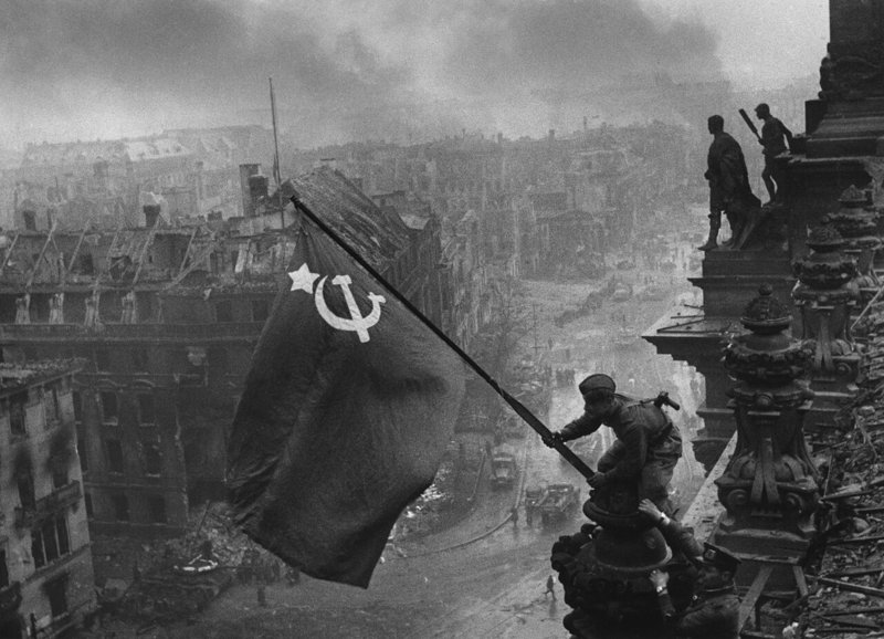 Soldados del Ejército Rojo alzando la bandera de la Unión Soviética sobre Reichstag
