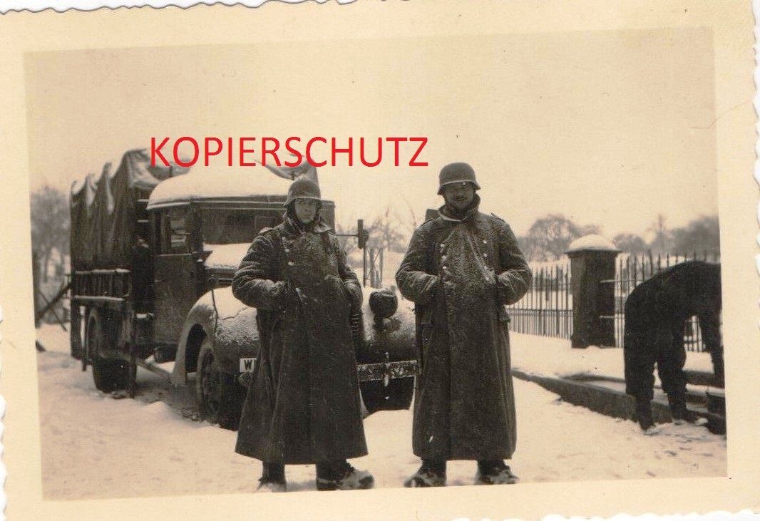Foto 2.WK WW2 Soldaten Stahlhelm LKW Ausrüstung 