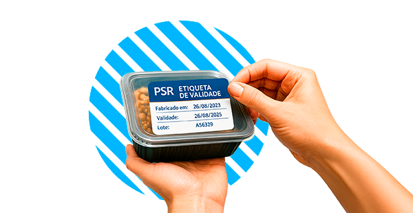 Mockup de uma etiqueta de validade PSR sendo aplicada em uma embalagem de comida.