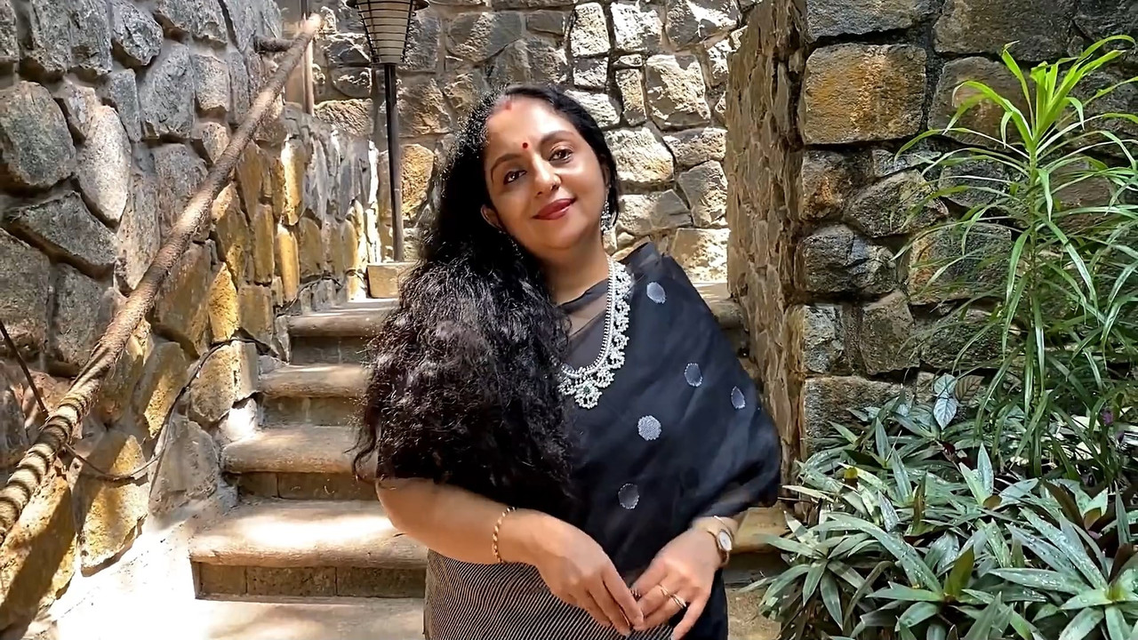 Sindhu Krishna Big Navel in saree.mp4_snapshot_00.24.109