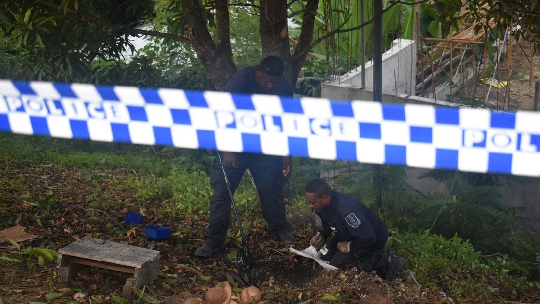 Policía en el lugar donde explotó una bomba de la Segunda Guerra Mundial en las Islas Salomón