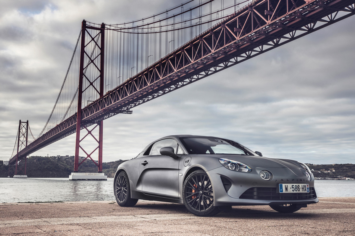 21234957_2019_-_ALPINE_A110S_tests_drive_in_Portugal