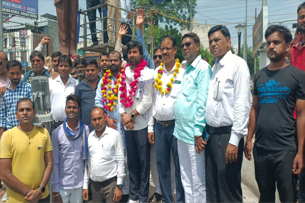 बसपाइयों ने बाबा साहेब  की प्रतिमा पर श्रद्धासुमन किए अर्पित 