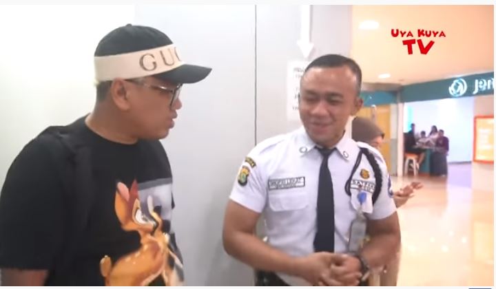 Uya Kuya menayai petugas security berapa isi saldo ATM Raffi Ahmad.
