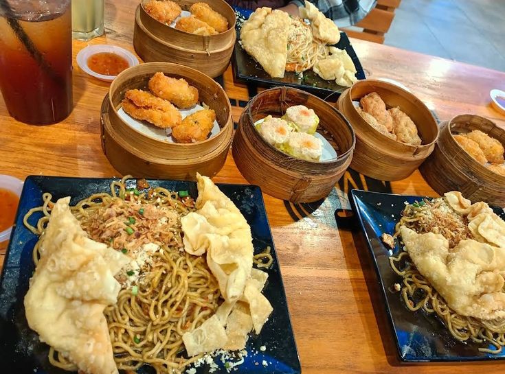 Semangkuk mie gacoan dengan topping melimpah