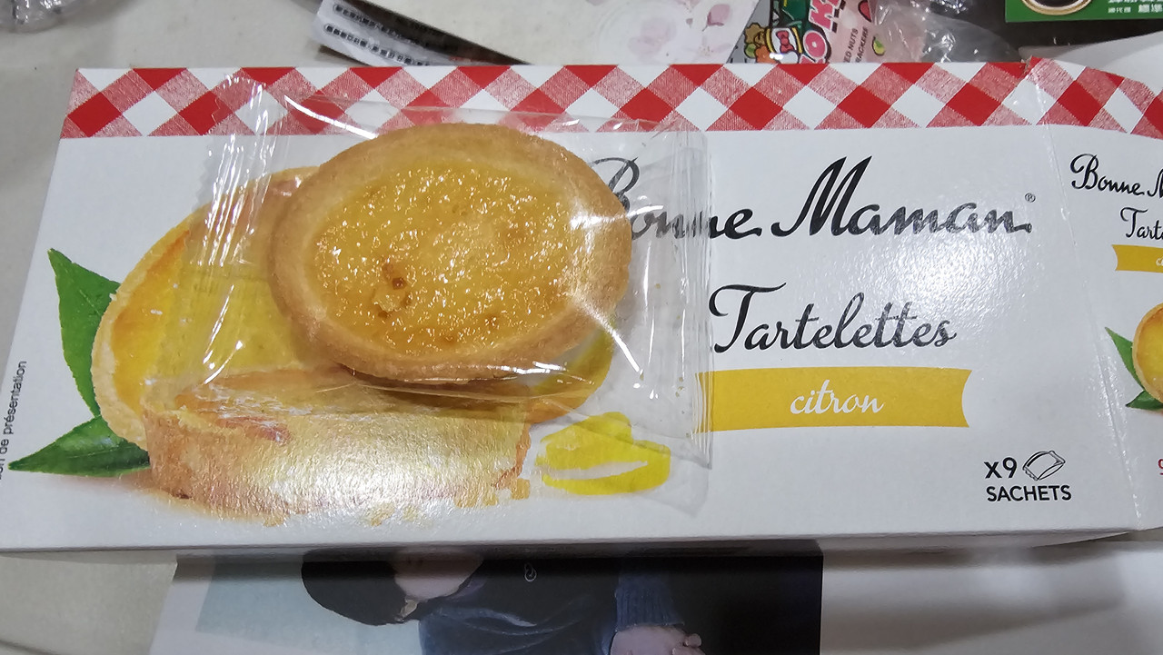 檸檬塔,原本沒發現但是同行團員發現感覺很好吃就買了,我看了看,來都來了也買了一盒,感覺是所有零食中最好吃的