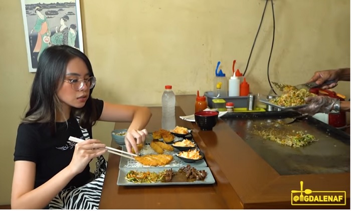 Magda saat mencici masakan di Warung Jepang Namlapan.