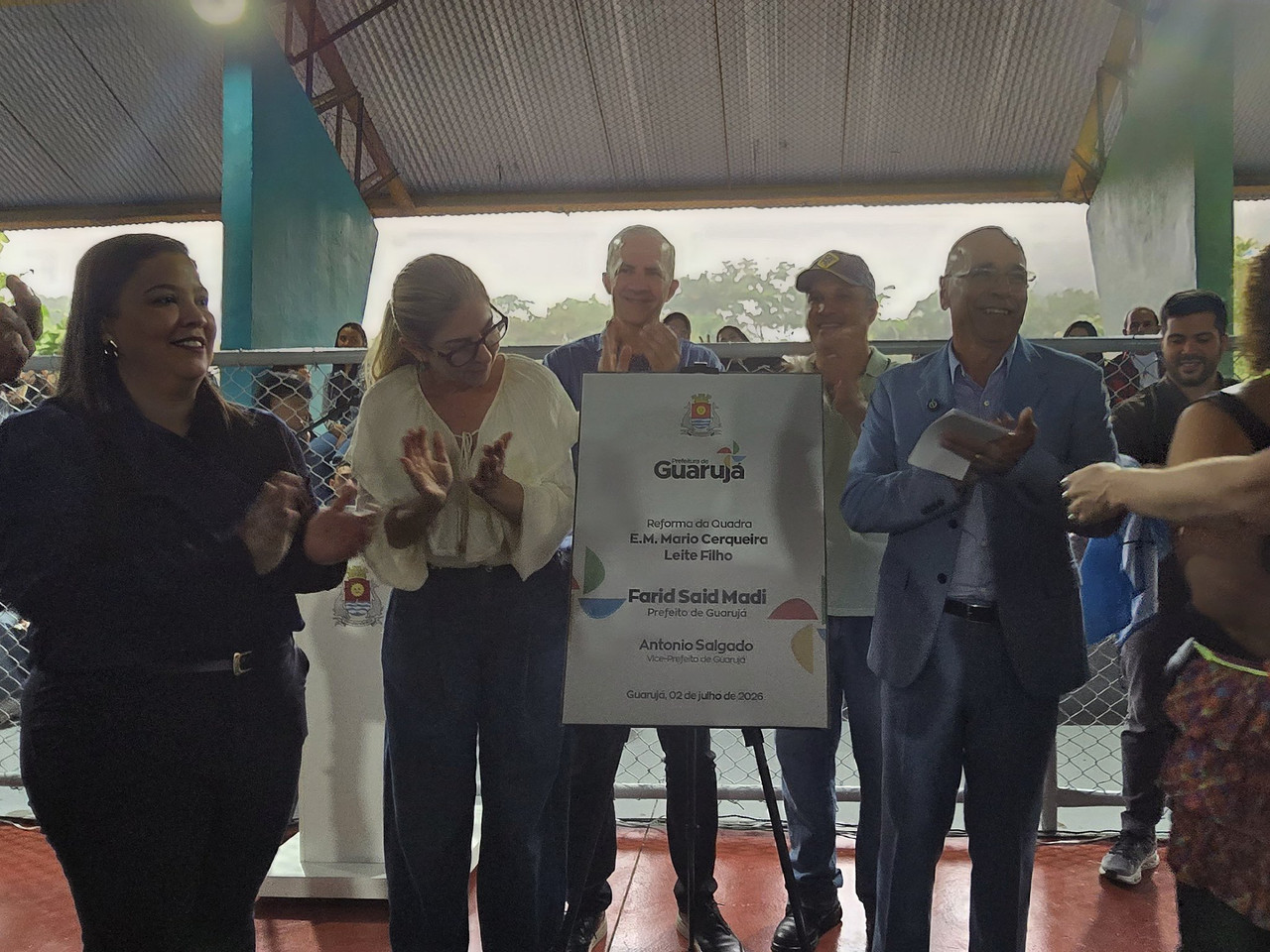 Comunidade acompanha entrega da quadra revitalizada no Perequê