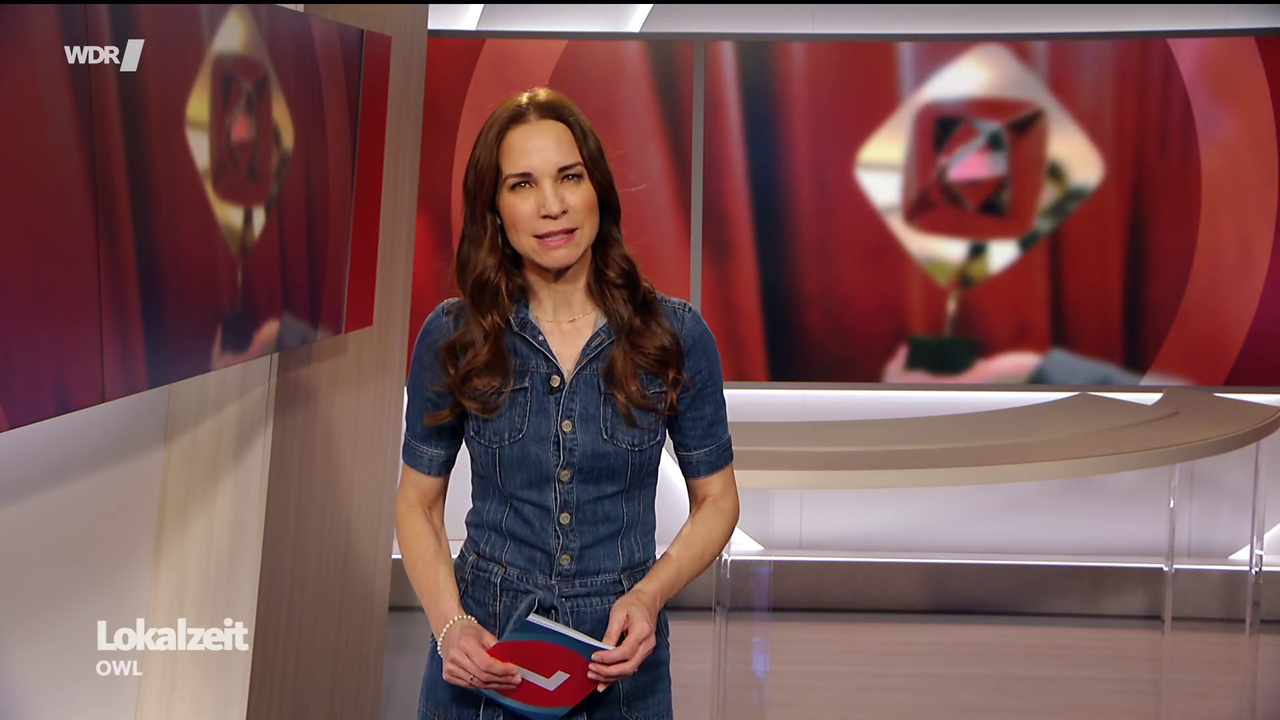 Kristina Sterz WDR Lokalzeit OWL 24 04 2026 90X Caps 82