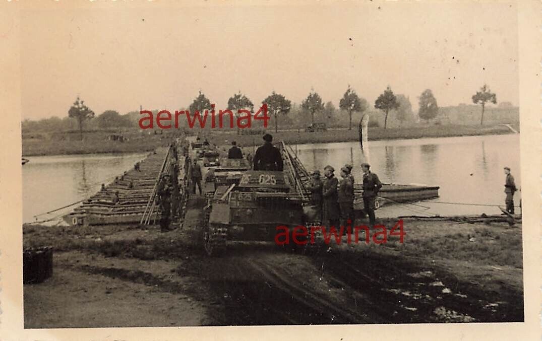 Deutsche Panzer I B auf der Maas Behelfsbrücke Maastricht Holland