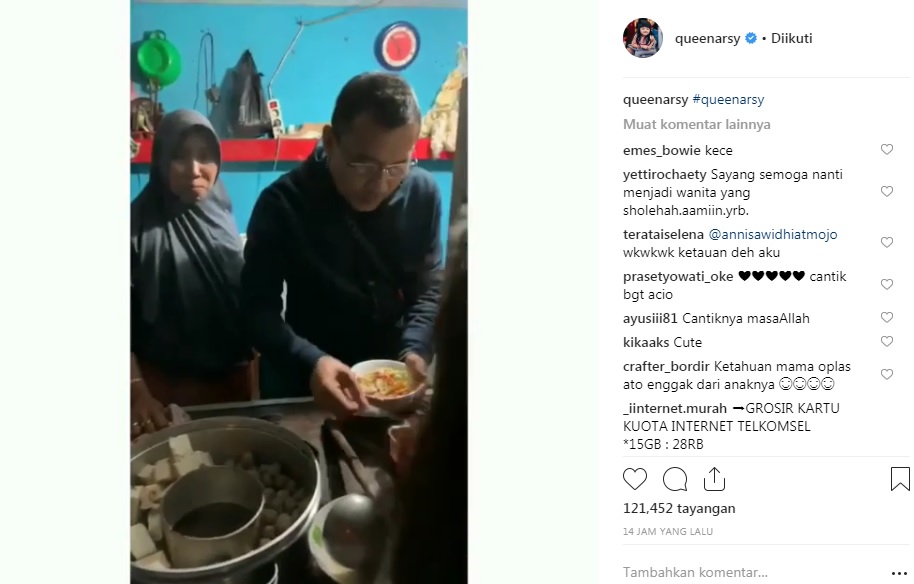 Anang Hermansyah mengambil sendiri makanannya saat sedang berada di warung.