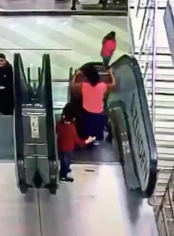 Terekam CCTV, bocah berkaus pink dorong kereta bayi lewat eskalator
