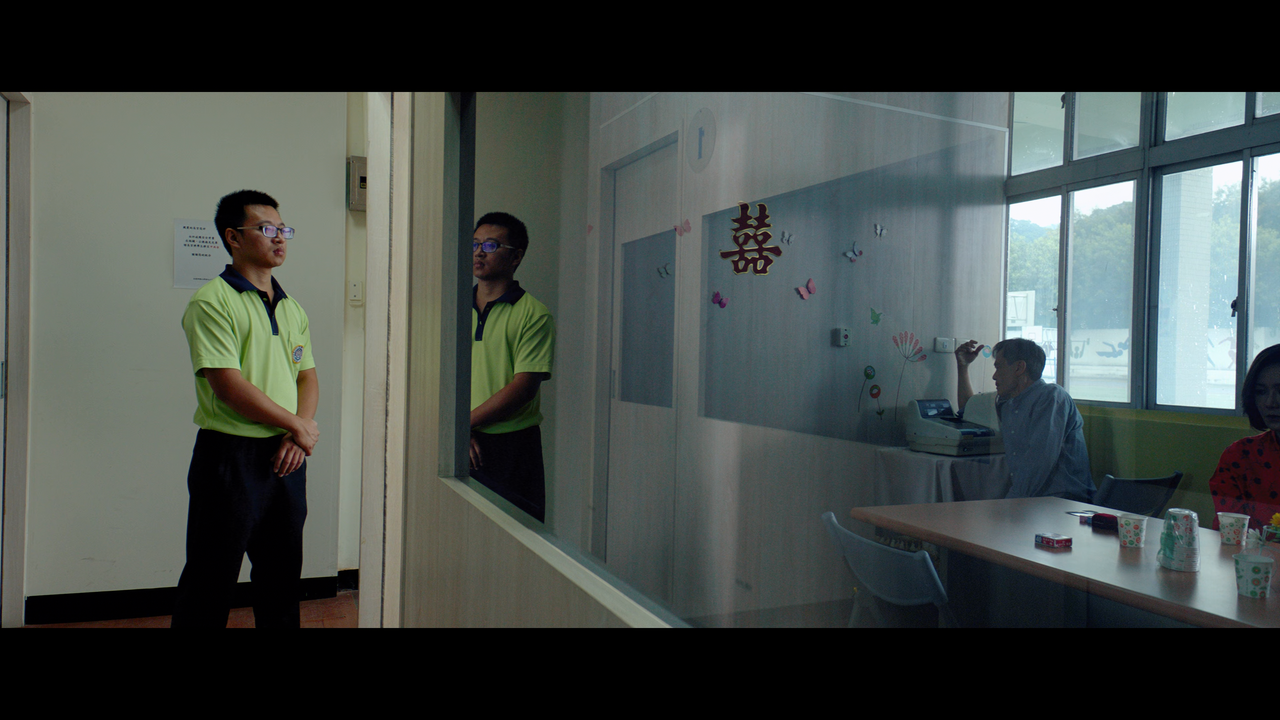 A-Sun-2019-2160p-NF-WEB-DL-DDP5-1-H265-mkv-snapshot-01-11-56-000