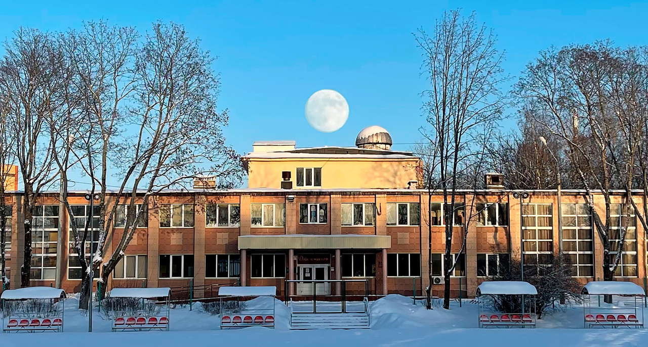 За день до полнолуния, 8 школа в Дубне в Соченьник