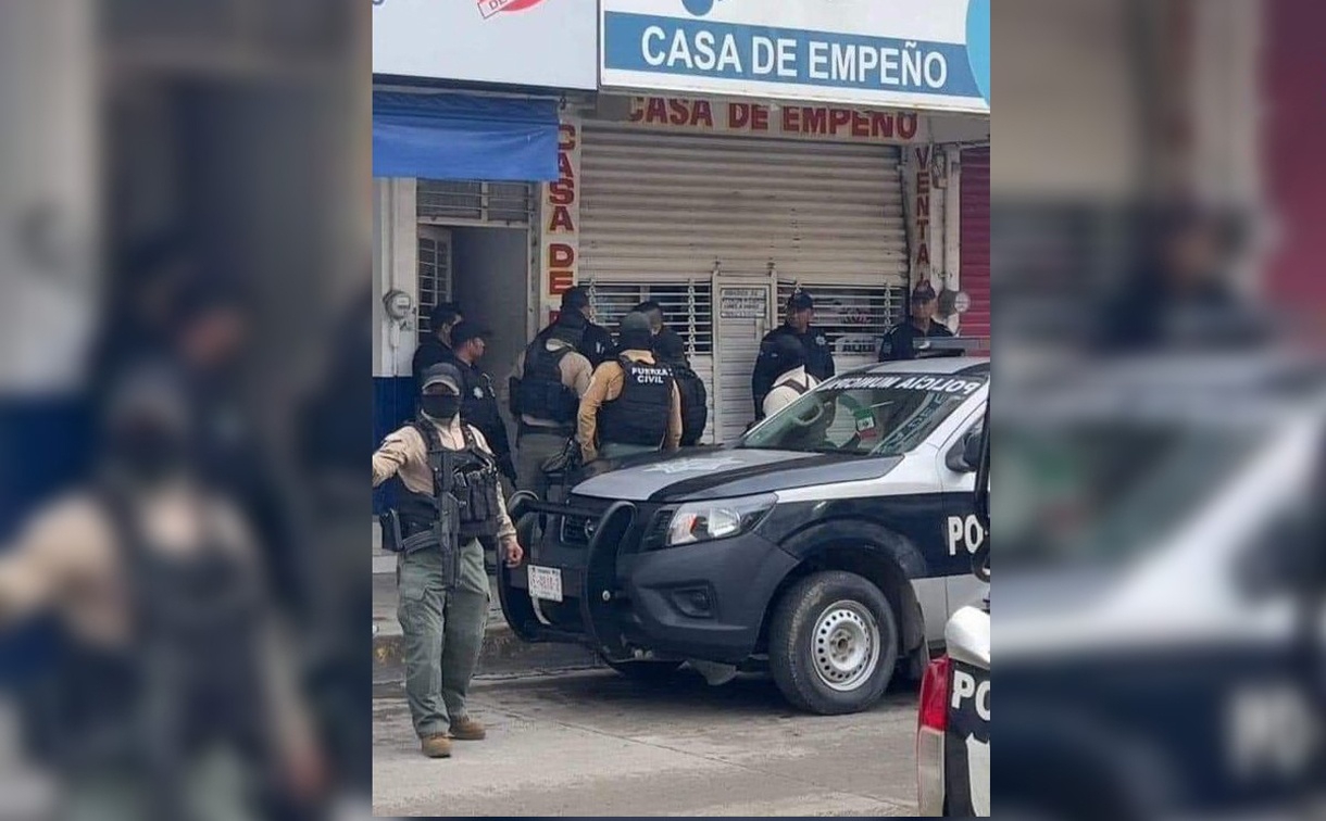 Hombre amarrado y desnudo aparece sobre casa de empeño