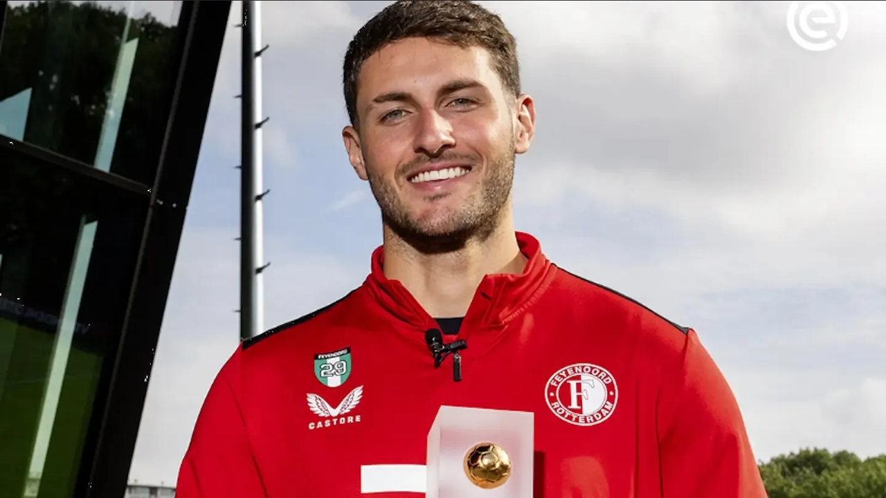 Santi Giménez mejor que Messi y CR7: Entra en Top 10 de los mejores jugadores