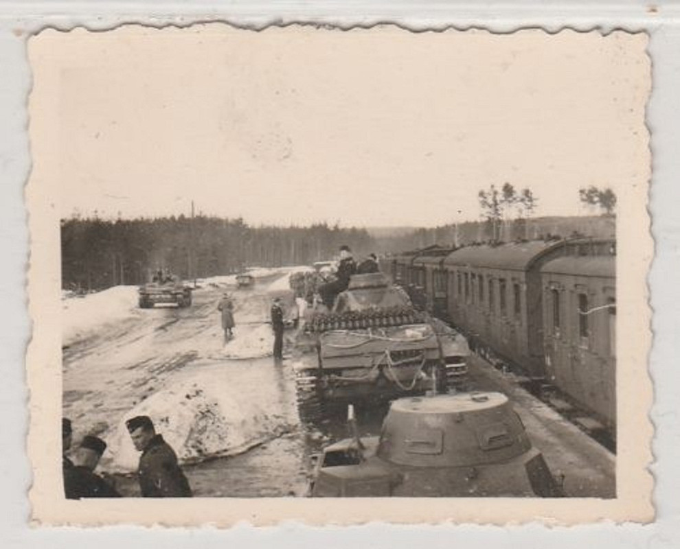 Foto vom 2.Weltkrieg-Panzer mit Soldaten-Rücksei