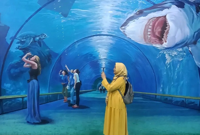 Pengunjung yang berswafoto di Amazing Art World, Bandung.